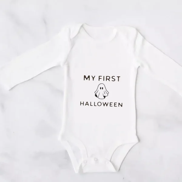 Weißer Babybody mit süßem schwarzem Halloween-Motiv, ideal für das erste Halloween-Fest. Erhältlich in den Größen 56–62, 68–74 und 80–86.