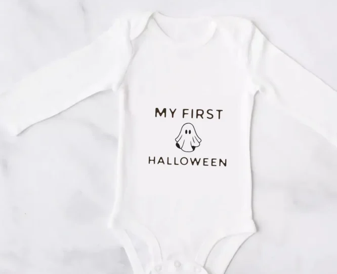 Weißer Babybody mit süßem schwarzem Halloween-Motiv, ideal für das erste Halloween-Fest. Erhältlich in den Größen 56–62, 68–74 und 80–86.
