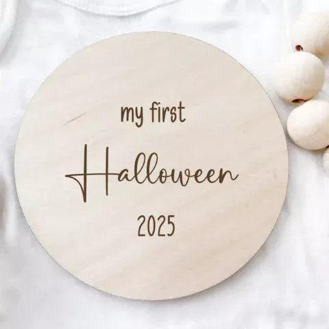 My First Halloween Meilenstein aus Holz mit 12 cm Durchmesser. Rundes Holzschild mit feiner Gravur – ideal für Babyfotos, Dekoration oder als Geschenk.