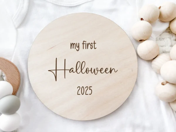 My First Halloween Meilenstein aus Holz mit 12 cm Durchmesser. Rundes Holzschild mit feiner Gravur – ideal für Babyfotos, Dekoration oder als Geschenk.