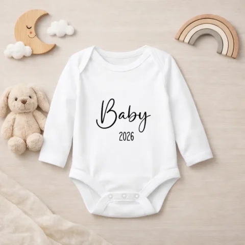 Babybody mit Aufdruck „Baby 2026“ in Nahaufnahme, ideales Geschenk zur Schwangerschaftsverkündung und zur Geburt, schneller Versand in der Schweiz.