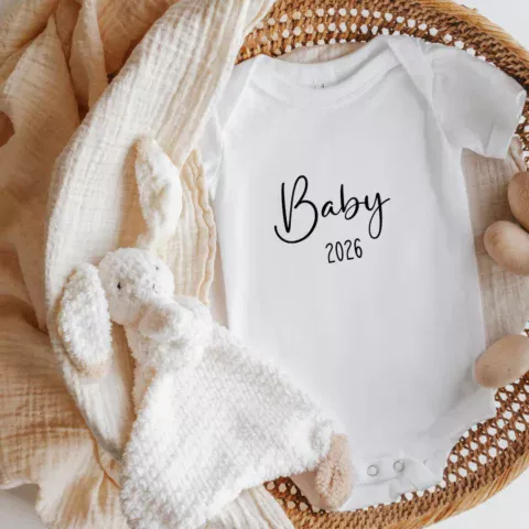 Babybody mit Aufdruck „Baby 2026“ in Nahaufnahme, ideales Geschenk zur Schwangerschaftsverkündung und zur Geburt, schneller Versand in der Schweiz.
