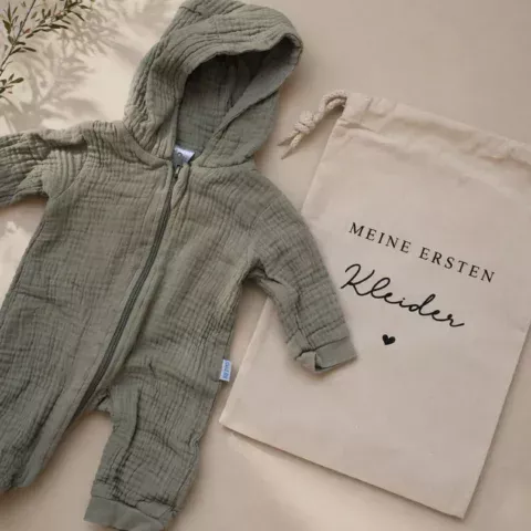 Erinnerungsbeutel Baby aus Baumwolle mit Kordelzug zur liebevollen Aufbewahrung erster Baby-Kleidung und besonderer Erinnerungsstücke.