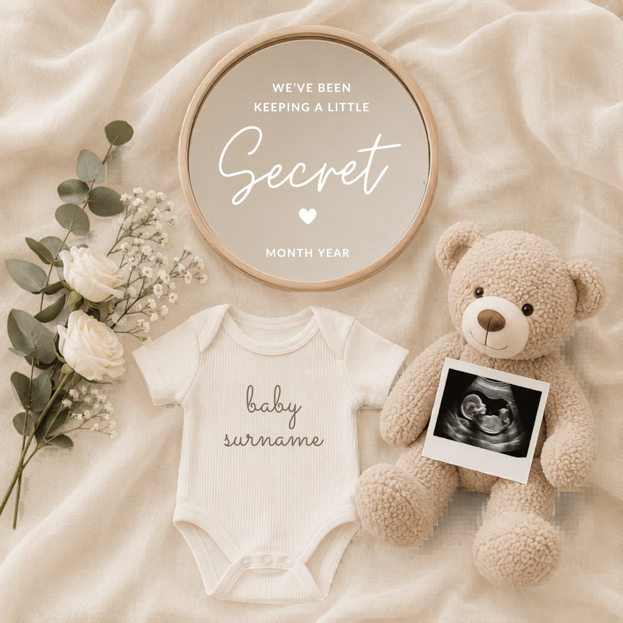 Digitale Baby-Ankündigung Canva Vorlage mit Babybody, Teddybär, Ultraschallbild, Blumen und Spiegel für eine persönliche Schwangerschaftsverkündung.