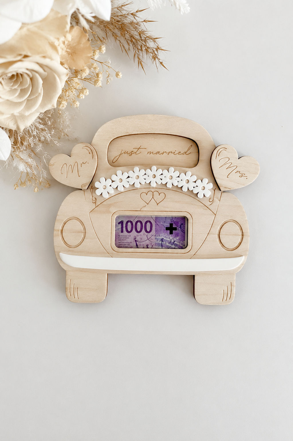 Geldgeschenk Hochzeit Auto aus Holz mit personalisierter Gravur, Mr. und Mrs. Ballons, Just Married Schriftzug und weisser Acryl-Deko.