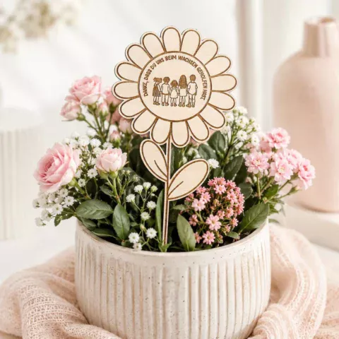 Personalisierter Blumenstecker aus Holz als Abschiedsgeschenk für Erzieherin, Kita, Kindergarten oder Schule in einem Blumentopf.