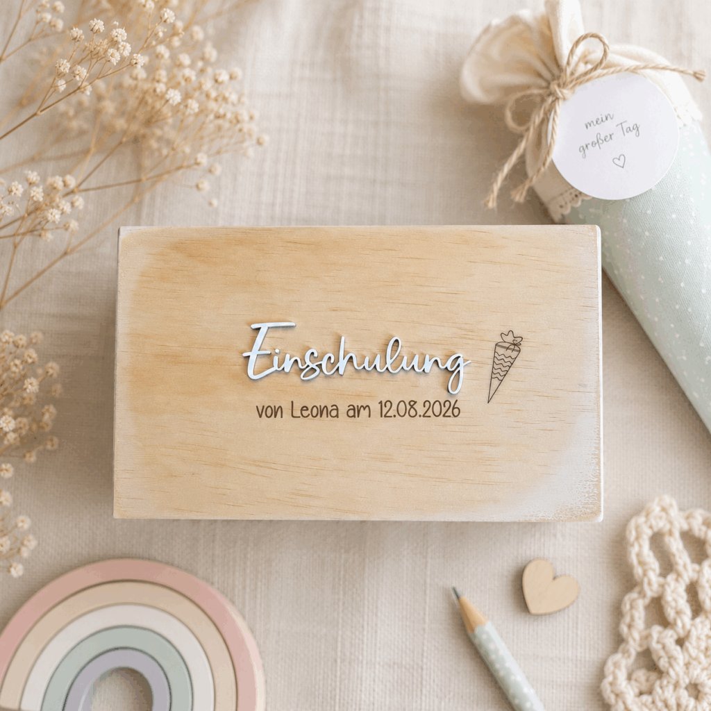 Erinnerungskiste Einschulung aus Holz mit personalisierter Gravur, Name, Einschulungsdatum, Schultüte und weissem Acryl-Schriftzug.