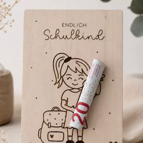 Geldgeschenk Einschulung Holz mit Mädchen-Motiv und Schriftzug „Endlich Schulkind“. Der Geldschein ist dekorativ am Holzanhänger befestigt und macht das Geschenk zur Einschulung besonders persönlich.