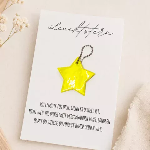 Leuchtstern zur Einschulung mit reflektierendem Sternanhänger und Geschenkkarte für Schulanfänger als Geschenk zur Einschulung.