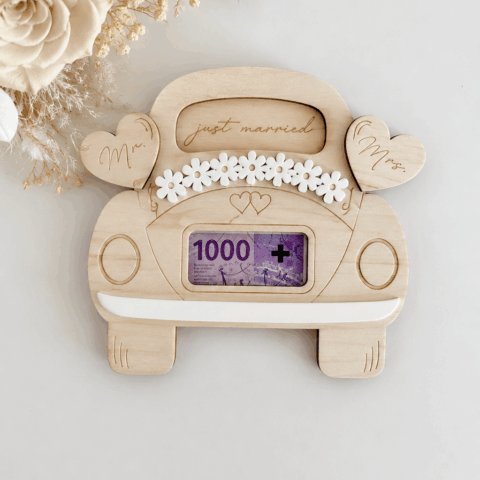 Geldgeschenk Hochzeit Auto aus Holz mit personalisierter Gravur, Mr. und Mrs. Ballons, Just Married Schriftzug und weisser Acryl-Deko.