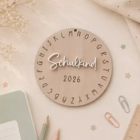 Anhänger Schulkind 2026 aus Holz mit eingraviertem ABC und modernem Acrylschriftzug „Schulkind“. Liebevolle Dekoration für die Schultüte zur Einschulung.