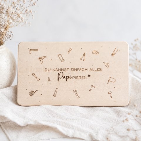 Frühstücksbrett für Papi aus massiver Buche mit graviertem Spruch und Werkzeug-Motiven – Geschenk für Papa
