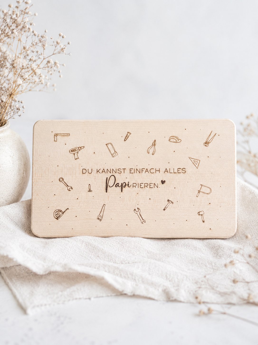 Frühstücksbrett für Papi aus massiver Buche mit graviertem Spruch und Werkzeug-Motiven – Geschenk für Papa