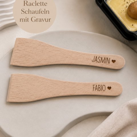 Personalisierte Raclette Schaufeln aus Holz mit Namen Jasmin und Fabio und Herz-Gravur