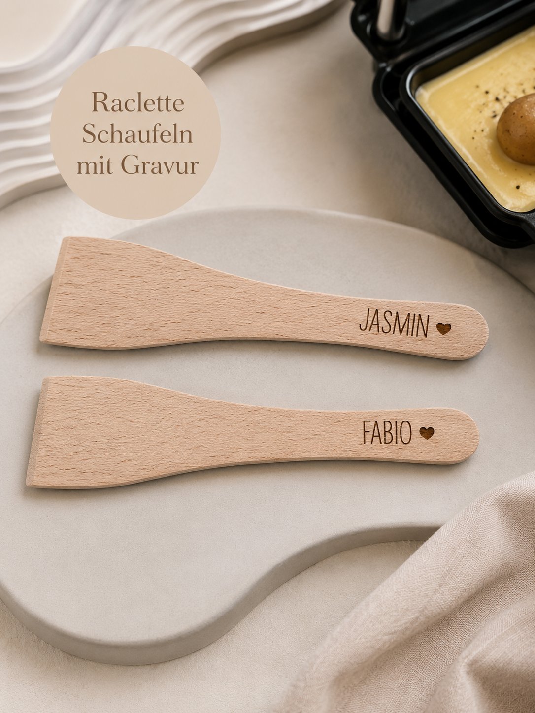 Personalisierte Raclette Schaufeln aus Holz mit Namen Jasmin und Fabio und Herz-Gravur