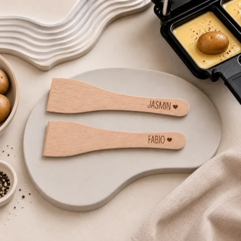 Personalisierte Raclette Schaufeln aus Holz mit Namen Jasmin und Fabio und Herz-Gravur