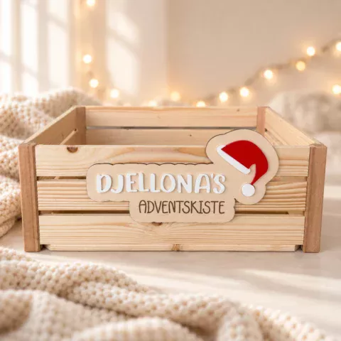 Personalisierte Adventskiste aus Holz mit weissen Namensbuchstaben und rot-weisser Weihnachtsmütze