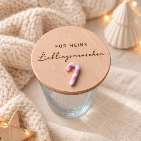 Personalisiertes Keksglas Weihnachten mit graviertem Buchenholzdeckel, Schriftzug Für meine Lieblingsmenschen und rosa-weisser Zuckerstange.