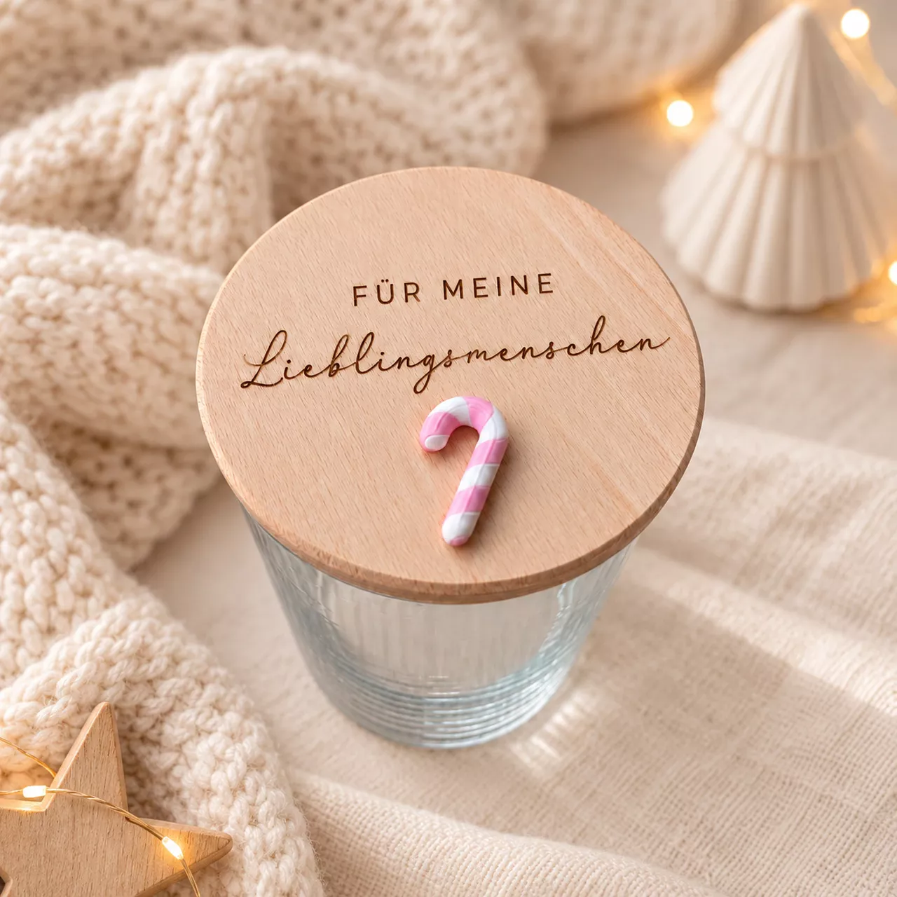Personalisiertes Keksglas Weihnachten mit graviertem Buchenholzdeckel, Schriftzug Für meine Lieblingsmenschen und rosa-weisser Zuckerstange.